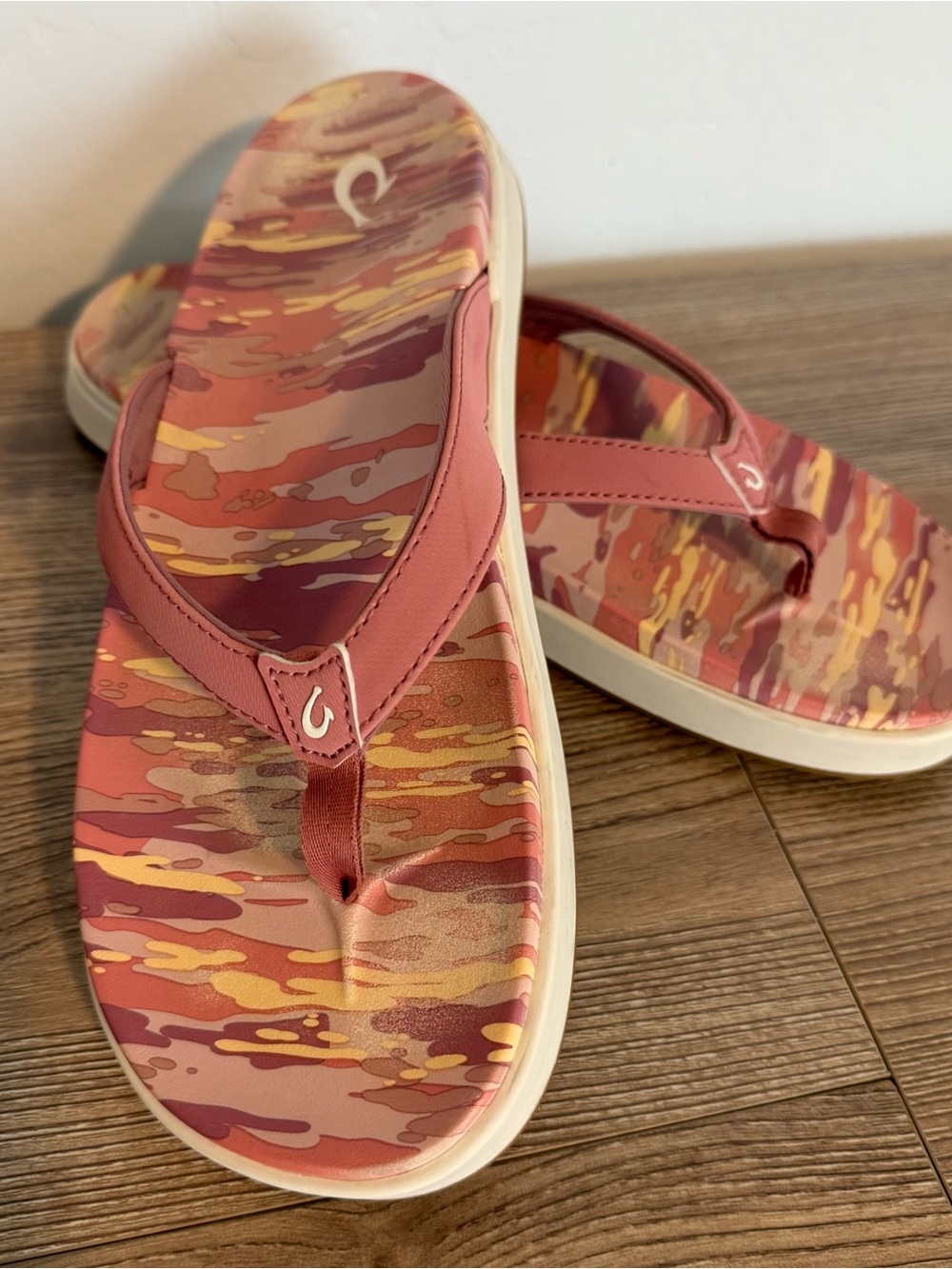 OluKai Ho'opio Hau Rosette Wai Camo Pink Slippers Flip Flops Sandal Women's 10